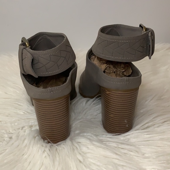 American Eagle taupe short heels - Picture 6 of 7